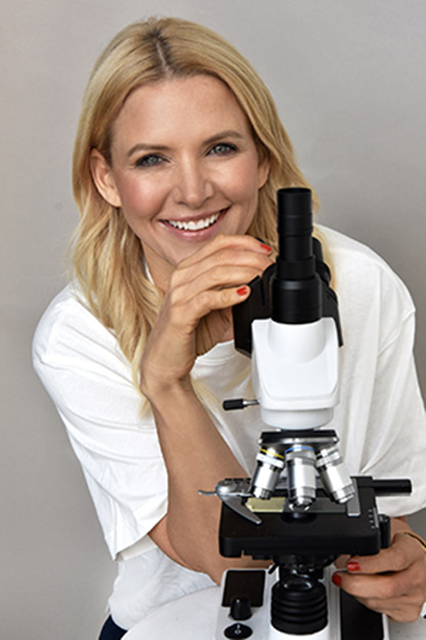 Stefanie Wirnshofer, Gründerin von ONNI, am Mikroskop