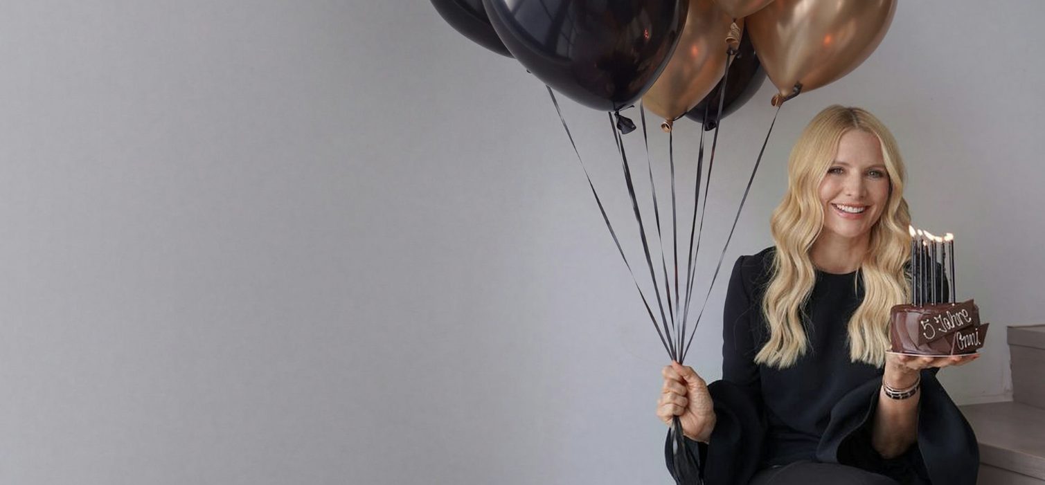 Stefanie Spürnit feiert fünf Jahre ONNI mit Luftballons und Torte