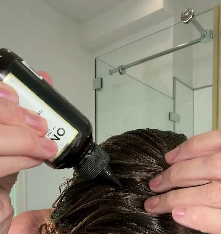 Serum auf die Kopfhaut auftragen