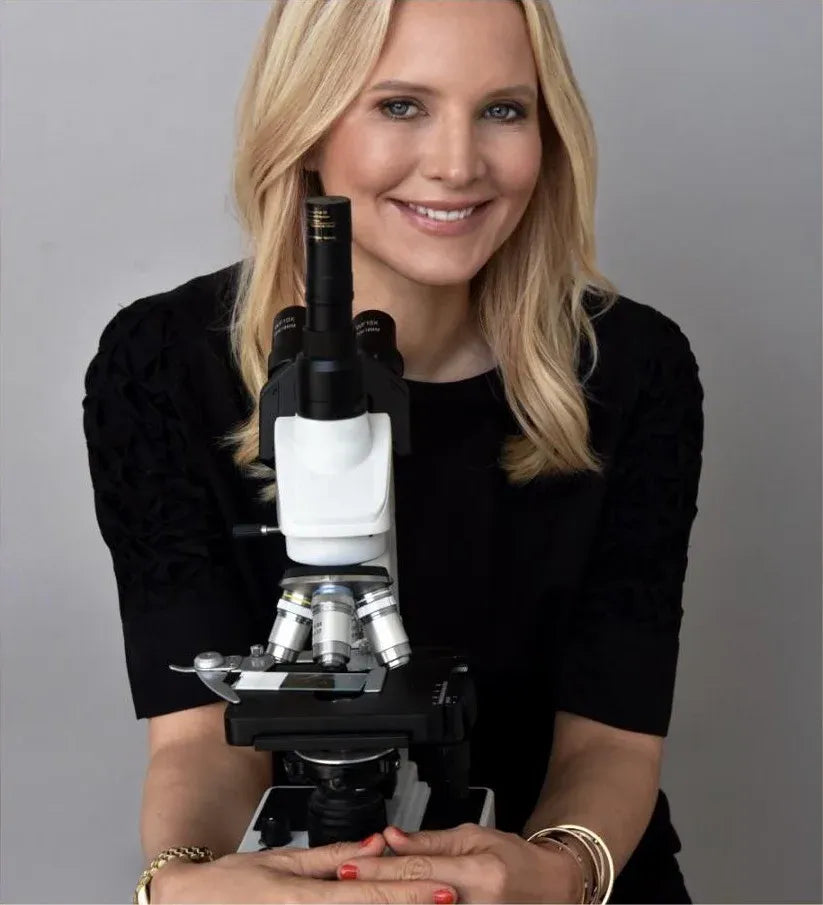 Stefanie Wirnshofer am Mikroskop